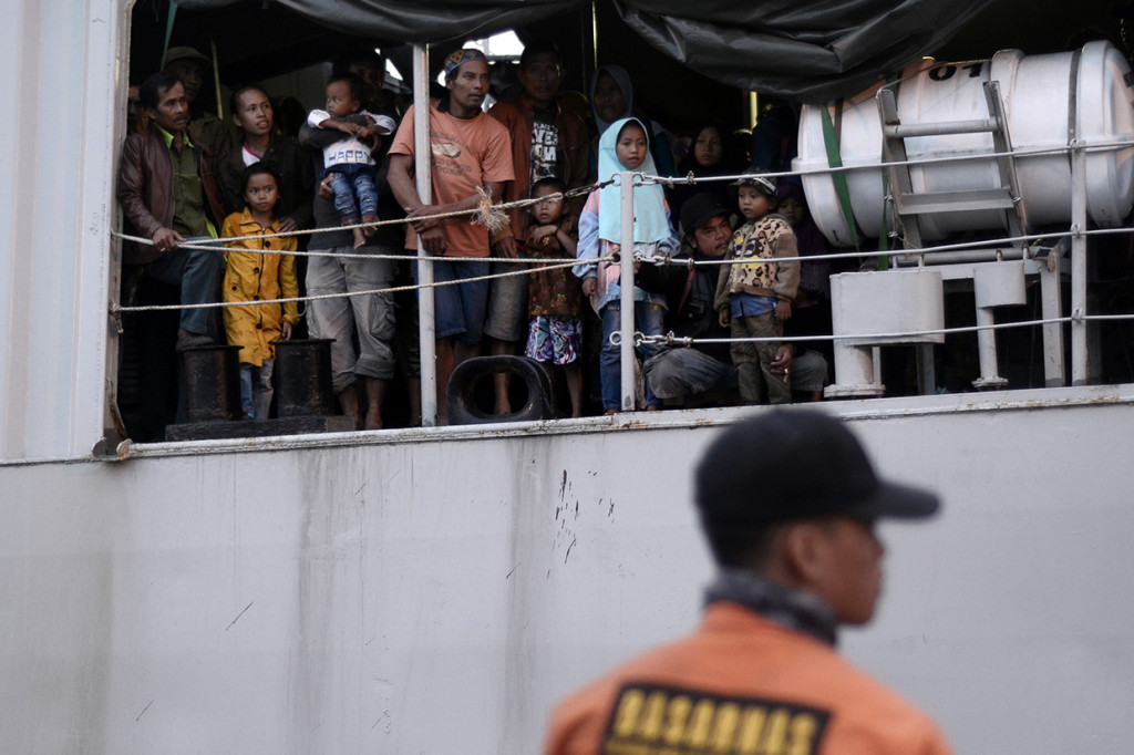 Warga korban tsunami dari Pulau Sebesi dan Sebuku tiba di dermaga C2 Pelabuhan Panjang, Bandar Lampung, Lampung.