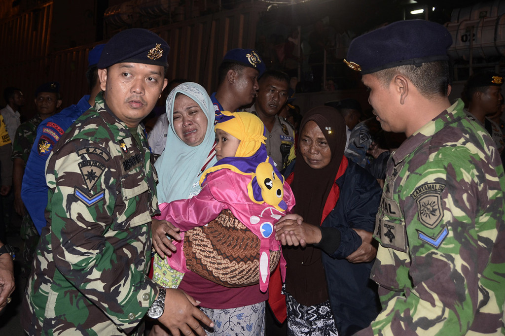 Sebanyak 432 orang pengungsi korban tsunami dari Pulau Sebesi dan Sebuku Lampung Selatan dievakuasi menggunakan Kapal KRI Teluk Cirebon 543 menuju Kalianda karena warga masih trauma pascatsunami.
