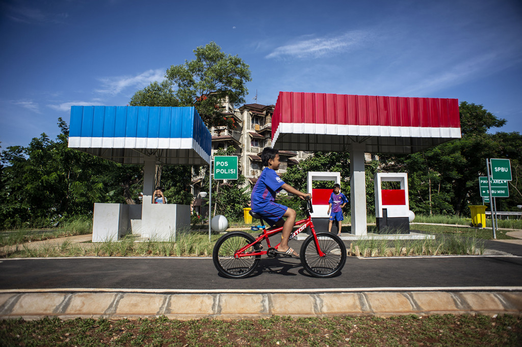 Sejumlah anak bermain sepeda di Taman Pintar Berlalu Lintas Tebet Timur, Jakarta.
