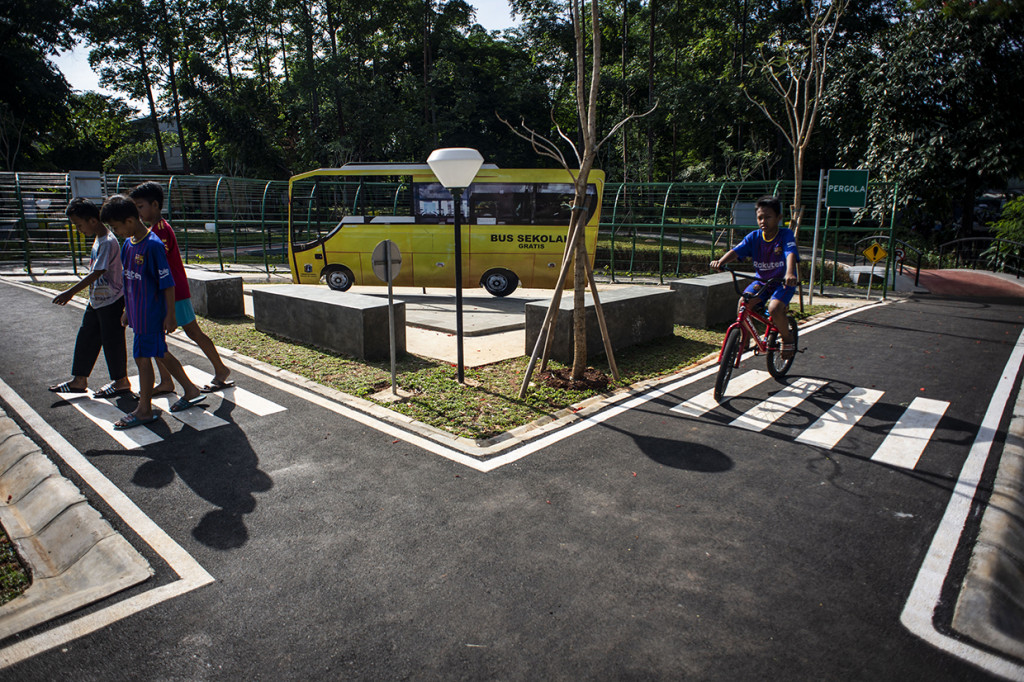 Pemprov DKI Jakarta membangun Taman Pintar Berlalu Lintas yang berisi papan informasi mengenai lalu lintas, rambu-rambu, 'spot' foto, dan taman bermain.

