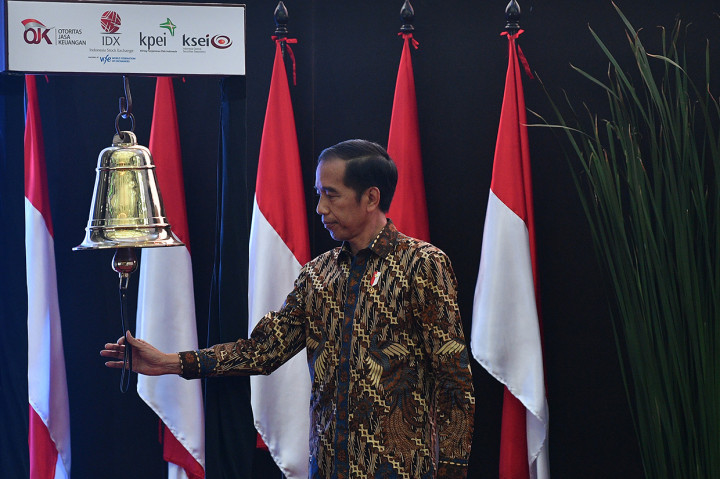 Presiden Joko Widodo melakukan seremoni penutupan Indeks Harga Saham Gabungan (IHSG) 2018 di kantor Bursa Efek Indonesia, Jakarta. Perdagangan IHSG 2018 resmi ditutup dengan menguat sebesar 0,06 persen atau 3,86 poin ke level 6.194,50.