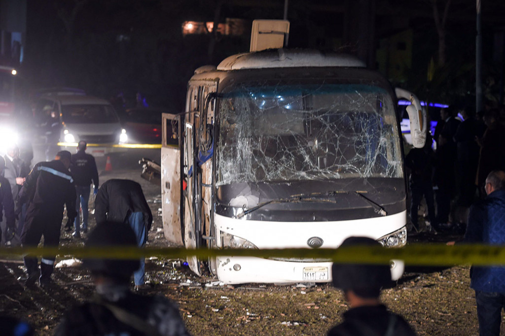 Sebuah bus wisata mengalami kerusakan cukup parah setelah dihantam bus pinggir jalan di dekat objek wisata Piramida Giza, Mesir, Jumat, 28 Desember 2018 waktu setempat.