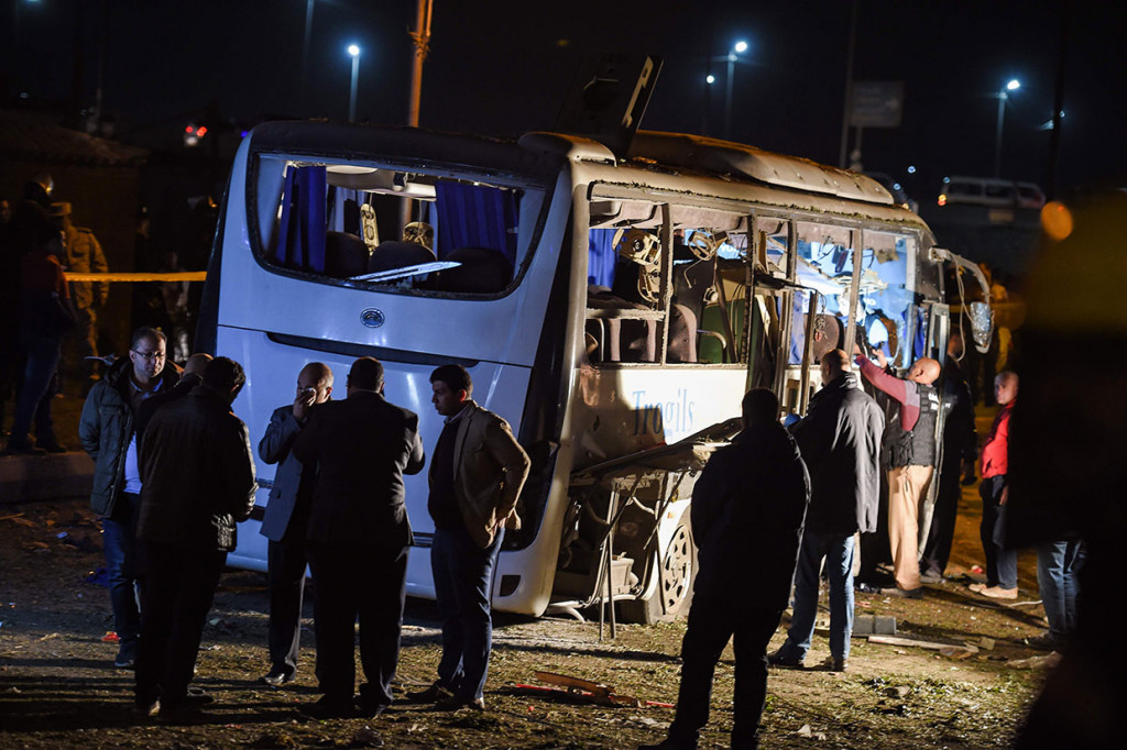 Tiga wisatawan Vietnam dan seorang pemandu wisata Mesir tewas setelah bus yang mereka tumpangi dihantam bom pinggir jalan di dekat Piramida Giza. 11 wisatawan Vietnam lainnya dan sang sopir terluka akibat kejadian tersebut.