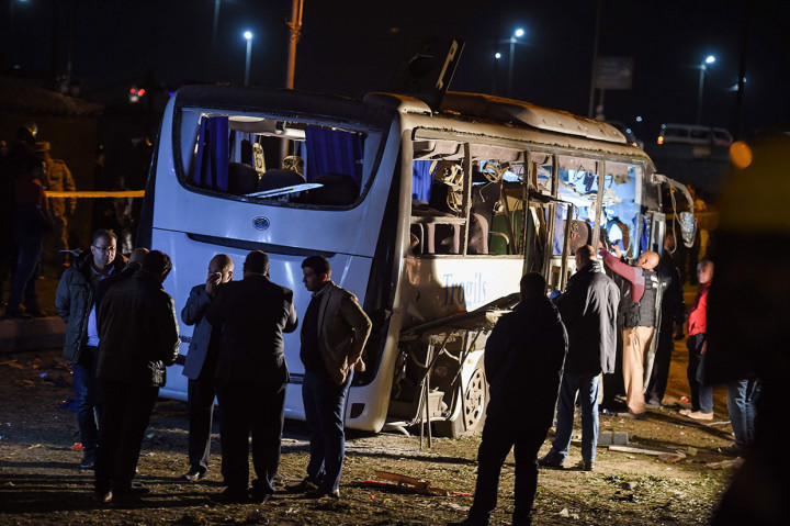 Tiga wisatawan Vietnam dan seorang pemandu wisata Mesir tewas setelah bus yang mereka tumpangi dihantam bom pinggir jalan di dekat Piramida Giza. 11 wisatawan Vietnam lainnya dan sang sopir terluka akibat kejadian tersebut.