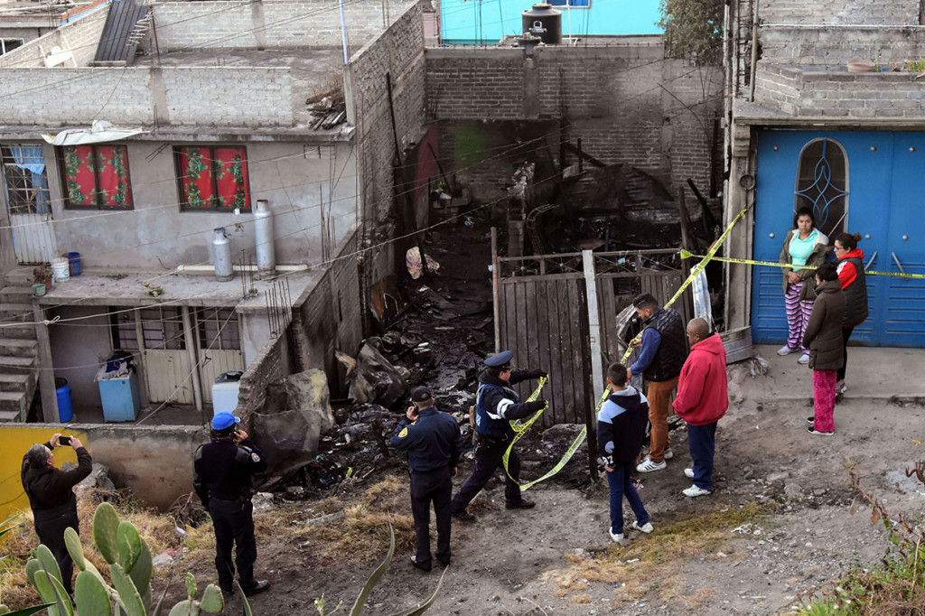 Api yang menghanguskan gubuk yang terbuat dari lembaran logam dan kardus di lingkungan padat penduduk di Iztapalapa, sisi timur ibu kota Meksiko tersebut mengakibatkan tujuh anak-anak tewas.