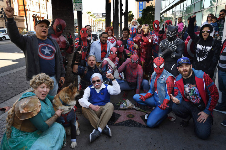 Para penggemar dengan mengenakan kostum karakter komik Marvel berkumpul di bintang Hollywood Walk of Fame milik Stan Lee, di Hollywood, California, Jumat, 28 Desember 2018 waktu setempat.