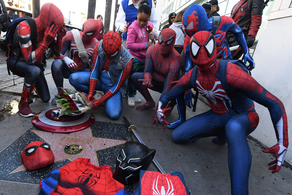 Stan Lee adalah seorang penulis, editor, penerbit, produser, dan aktor dari Amerika. Stan Lee mulai membuat komik untuk pertama kalinya pada 1941 tentang Captain America.