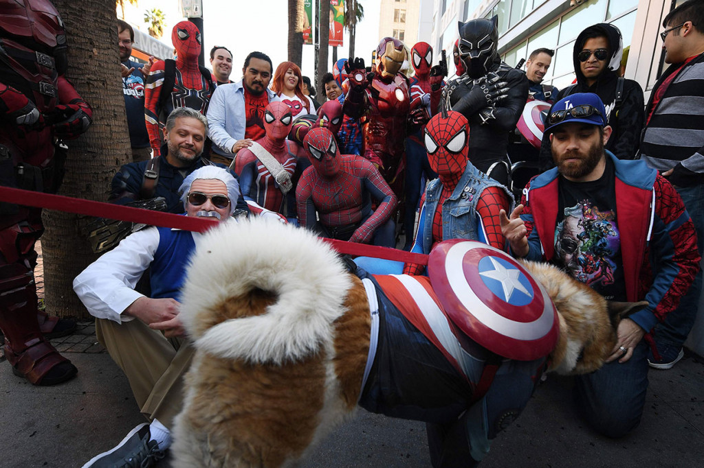 Para penggemar tengah merayakan ulang tahun pertama kelahiran Stan Lee yang ke-96, sejak kematian pencipta tokoh Marvel tersebut pada 12 November 2018 lalu.