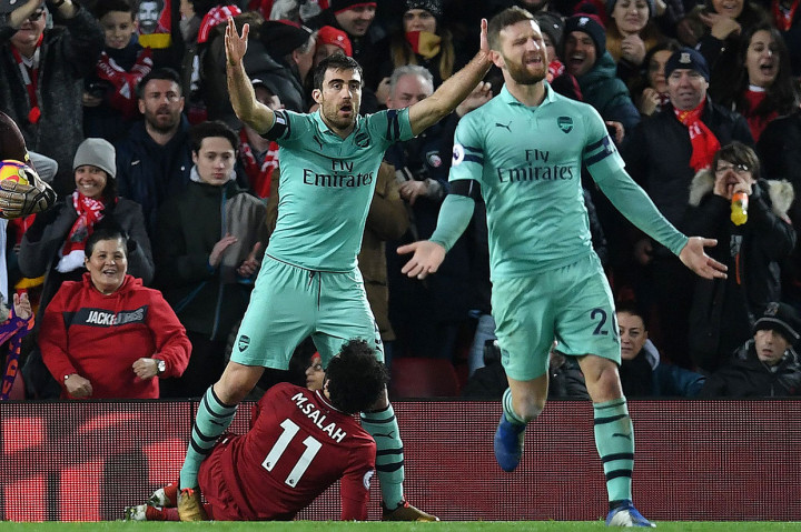 Di pengujung babak pertama Liverpool mendapat penalti setelah Salah dijatuhkan oleh Sokratis Papastathopoulos. Keputusan wasit mendapat protes dari para pemain Arsenal.