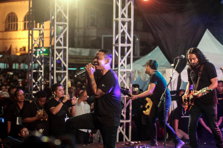 Mantan vokalis band Seventeen Doni (kiri) bersama mantan gitaris band Seventeen, Yudhi (kanan) tampil saat acara konser amal bertajuk Jogja Berbakti Untukmu Sahabat Tribute to Seventeen di Titik Nol KM Yogyakarta, Sabtu, 29 Desember 2018 malam. 