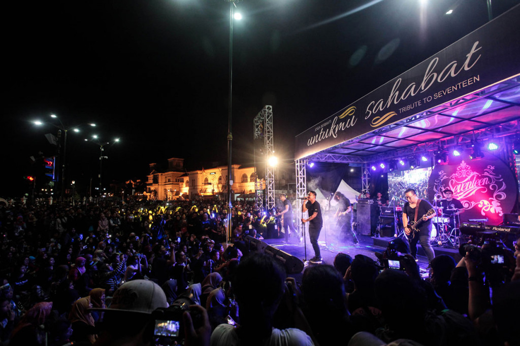 Tiga dari empat personel band Seventeen, Bani (bassis), Herman (gitaris), dan Andi (drummer) menjadi korban dalam bencana tsunami yang menerjang Banten dan Lampung pada Sabtu 22 Desember 2018 malam lalu. Sang vokalis Ifan menjadi satu-satunya personel yang selamat dari terjangan tsunami.