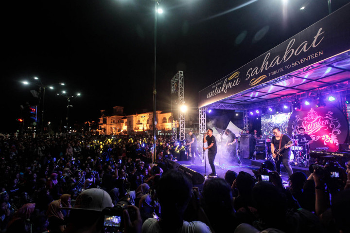 Tiga dari empat personel band Seventeen, Bani (bassis), Herman (gitaris), dan Andi (drummer) menjadi korban dalam bencana tsunami yang menerjang Banten dan Lampung pada Sabtu 22 Desember 2018 malam lalu. Sang vokalis Ifan menjadi satu-satunya personel yang selamat dari terjangan tsunami.