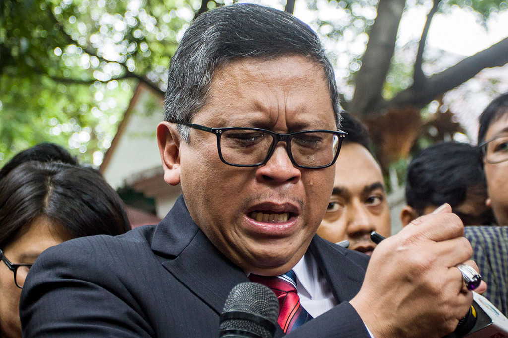 Sekjen PDIP Hasto Kristiyanto menangis saat mengkonfirmasi pengunduran diri Abdullah Azwar Anas sebagai bakal cawagub Jawa Timur, 6 Januari. Dia menyebut ada yang sengaja menggunakan cara-cara kotor untuk mengagalkan Azwar Anas maju mendampingi Saifullah Yusuf dalam Pilgub Jawa Timur 2018. Antara Foto/Galih Pradipta