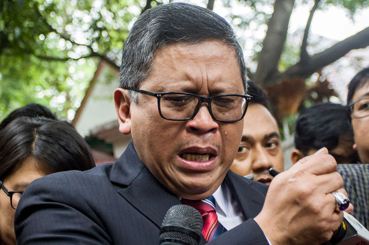 Sekjen PDIP Hasto Kristiyanto menangis saat mengkonfirmasi pengunduran diri Abdullah Azwar Anas sebagai bakal cawagub Jawa Timur, 6 Januari. Dia menyebut ada yang sengaja menggunakan cara-cara kotor untuk mengagalkan Azwar Anas maju mendampingi Saifullah Yusuf dalam Pilgub Jawa Timur 2018. Antara Foto/Galih Pradipta