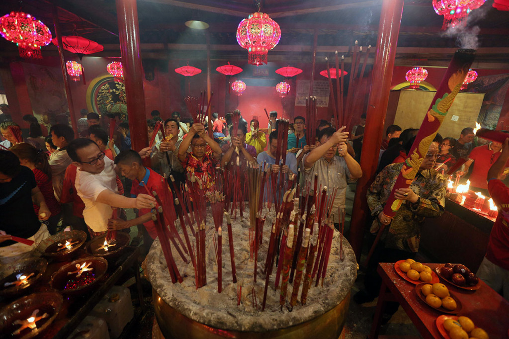 Warga keturunan Tionghoa merayakan Tahun Baru Imlek 2569 di Wihara  Dharma Bhakti Petak Sembilan, Jakbar, 16 Februari. Sepanjang tahun ini isu pribumi vs non-pribumi yang sebenarnya telah tuntas, kembali diihembuskan beberapa pihak. Mencuatkan kembali isu SARA tersebut tidak dapat dipungkiri terkait dengan rivalitas menjelang Pilpres 2019 MI/Ramdani