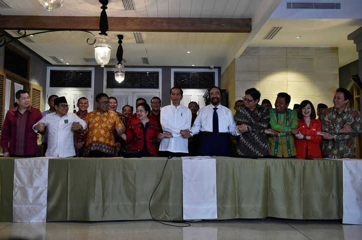 Capres Joko Widodo memutuskan KH Ma'ruf Amin sebagai cawapres dalam Pilpres 2019. Walau sudah banyak yang menduganya, tetapi pengumuman nama Ketua MUI itu tetap mengejutkan mengingat usianya sudah sangat lanjut untuk tugas-tugas sekompleks Wapres RI. Antara Foto/Puspa Perwitasari