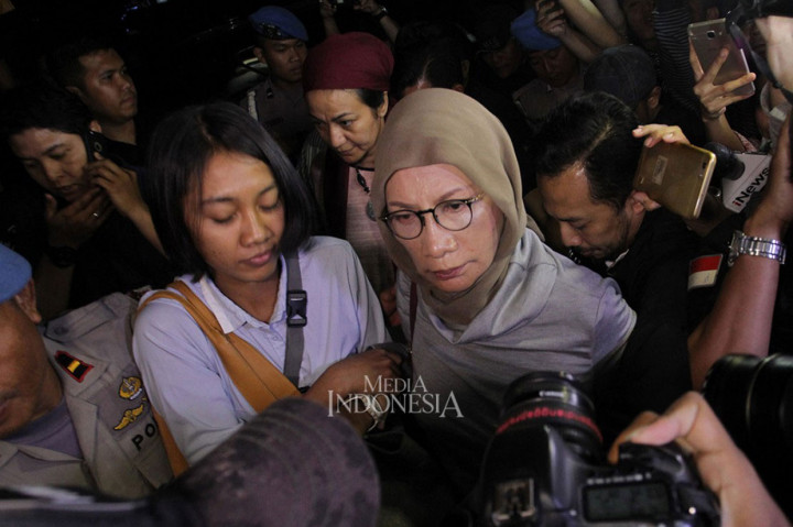 Ratna Sarumpaet ditangkap  di Bandara Soekarno Hatta, Tangerang, ketika hendak terbang ke Chile, 4 Oktober. Penangkapan terkait kasus kebohongan penganiayaan terhadap dirinya. Aktivisi yang belakangan dikenal sebagai pimpinan tim sukses Prabowo-Sandi ini dikenai status tersangka dan dicegah ke luar negeri. MI/Pius Erlangga