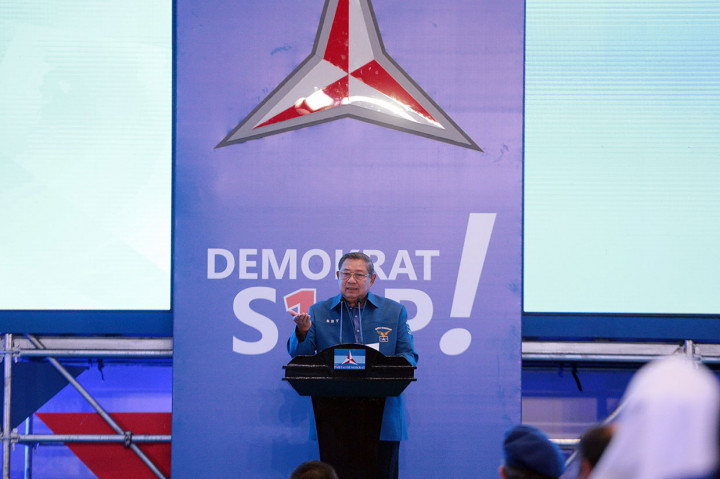 Jakarta: Ketua Umum Partai Demokrat Susilo Bambang Yudhoyono (SBY) dalam acara pembekalan caleg Demokrat, 10 November, mengatakan bahwa partai politik yang memiliki calon presiden sangat diuntungkan, seperti PDIP dengan sosok capres Joko Widodo dan Gerindra dengan sosok Prabowo Subianto. SBY mengatakan realitasnya suara kedua partai politik itu meningkat tajam, sebaliknya partai politik yang tidak punya capres dan cawapres, suaranya menurun atau anjlok. Antara Foto/Reno Esnir