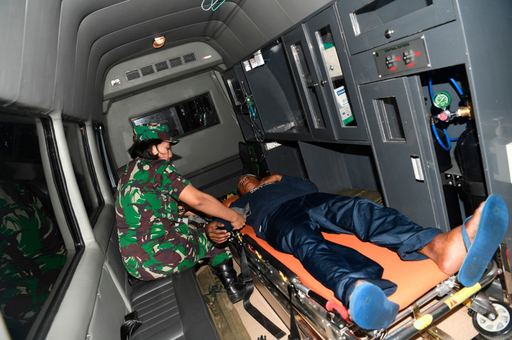 Korban ditemukan selamat meski kondisinya sangat lemah. Nelayan itu mengapung di laut hanya bermodal perahu bekas terjangan tsunami. Untuk bertahan hidup, korban mengandalkan sisa minuman kemasan yang ada di perahunya.