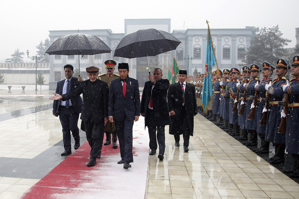 Presiden Joko Widodo melakukan kunjungan kenegaraan ke Afghanistan, Senin, 29 Januari 2018. Beberapa jam sebelumnya Kabul diguncang teror peledakan bom dan serangan bersenjata ke akademi kepolisian. Kunjungan Presiden Jokowi tersebut merupakan kunjungan kedua Presiden RI ke Afghanistan setelah Presiden Sukarno pada 1961. Afp Photo/POOL/Massoud Hossaini 