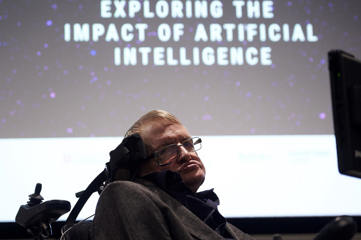 Fisikawan ternama asal Inggris Stephen Hawking meninggal dunia pada Rabu, 14 Maret 2018 di usia 76 tahun. Dia baru saja merayakan ulang tahunnya pada 8 Januari 2018 lalu. Beberapa bulan kemudian kursi roda bermotor dan disertasinya terjual seharga USD 1 juta atau sekitar Rp 14,9 miliar dalam lelang. Afp Photo/Niklas Halle'n