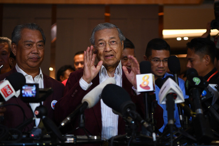 Mantan Perdana Menteri Malaysia Mahathir Mohamad meraih kemenangan bersejarah dalam pemilu yang digelar pada Rabu, 9 Mei 2018. Koalisi oposisi Pakatan Harapan yang dipimpin Mahathir meraih 115 kursi, lebih dari cukup untuk memenangkan pemilu. Dua hari kemudian Anwar Ibrahim, pemimpin oposisi Malaysia yang Mahathir penjarakan, dinyatakan bebas setelah mendapat pengampunan dari raja. Afp Photo/Manan Vatsyayana