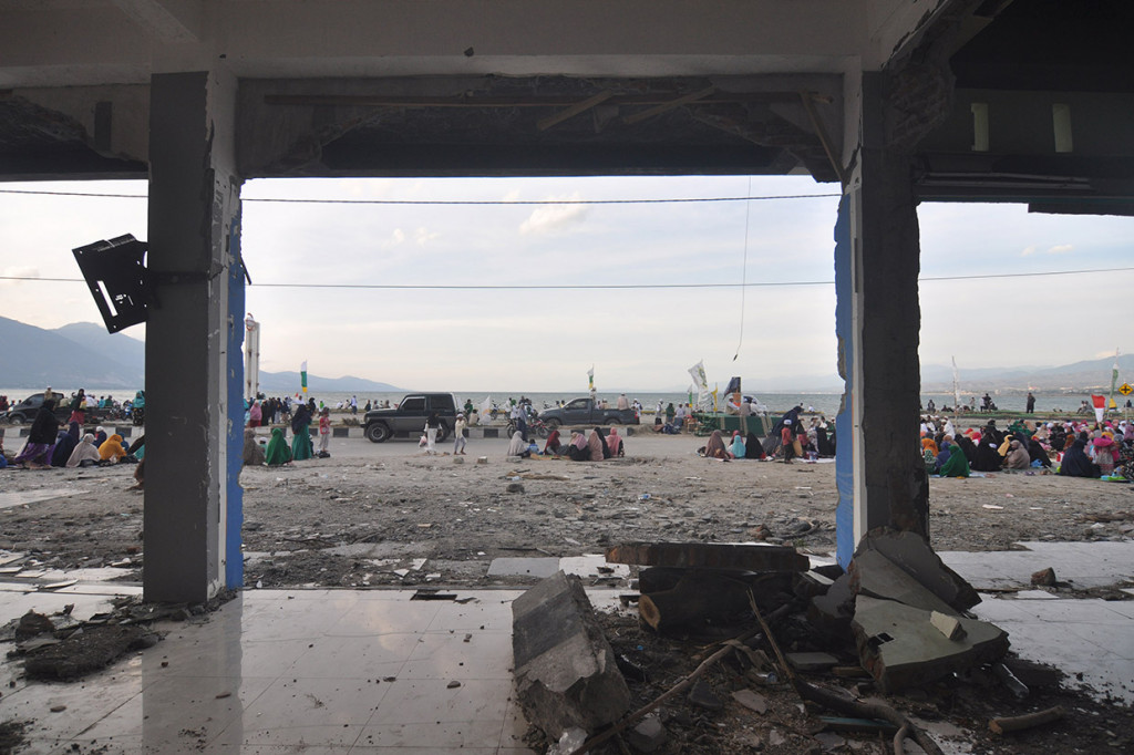 Sejumlah umat muslim bersiap mengikuti zikir bersama di lokasi bekas gelombang tsunami di Pantai Talise, Palu, Sulawesi Tengah. Antara Foto/Mohamad Hamzah