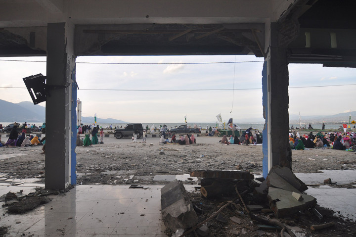 Sejumlah umat muslim bersiap mengikuti zikir bersama di lokasi bekas gelombang tsunami di Pantai Talise, Palu, Sulawesi Tengah. Antara Foto/Mohamad Hamzah