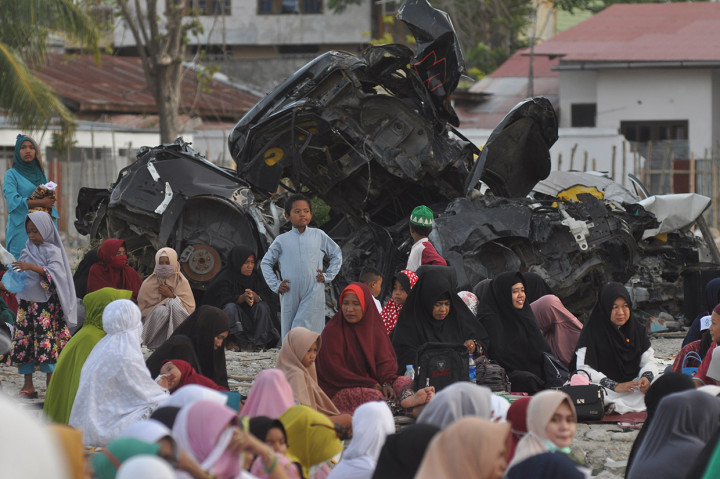 Warga di daerah tersebut memilih untuk menyambut tahun baru 2019 dengan melaksanakan zikir dan memanjatkan doa bersama sebagai bentuk duka cita serta penghormatan terhadap korban bencana alam gempa, tsunami dan likuifaksi yang melanda daerah tersebut pada 28 September 2018. Antara Foto/Mohamad Hamzah