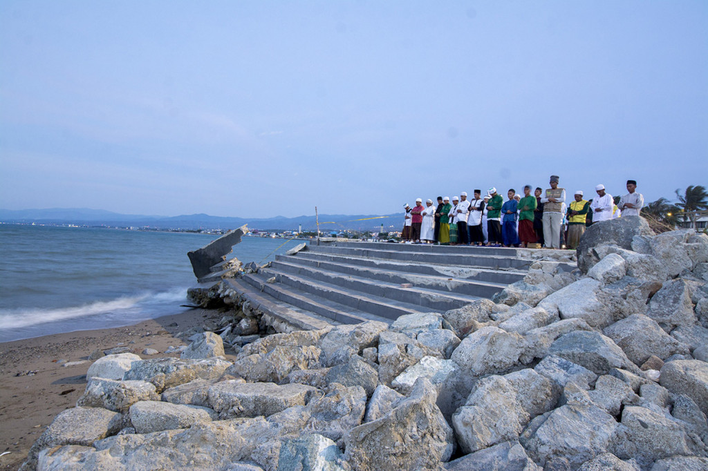 Sejumlah umat Muslim melaksanakan salat magrib yang dilanjutkan dengan zikir di Anjungan Pantai Talise Palu, Sulawesi Tengah. Antara Foto/Basri Marzuki