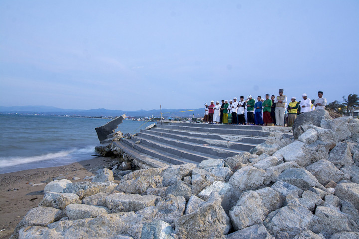 Sejumlah umat Muslim melaksanakan salat magrib yang dilanjutkan dengan zikir di Anjungan Pantai Talise Palu, Sulawesi Tengah. Antara Foto/Basri Marzuki