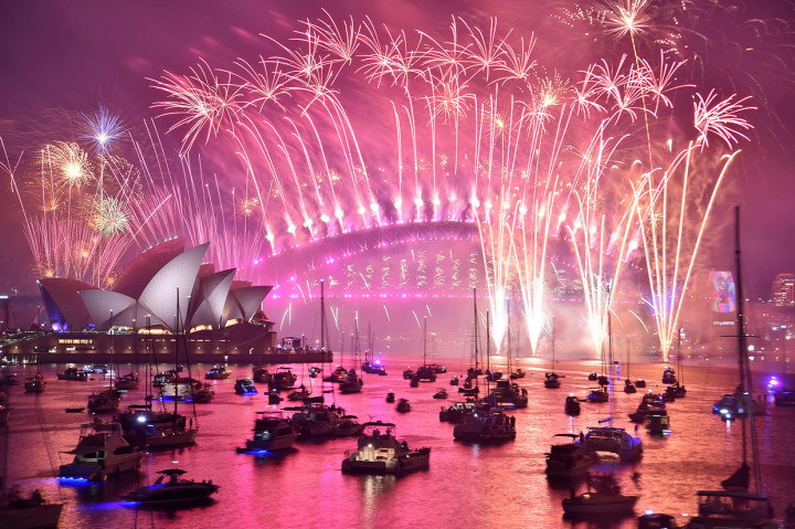 Suasana pergantian tahun di Sydney Harbour Bridge, Australia. Afp Photo/Peter Parks