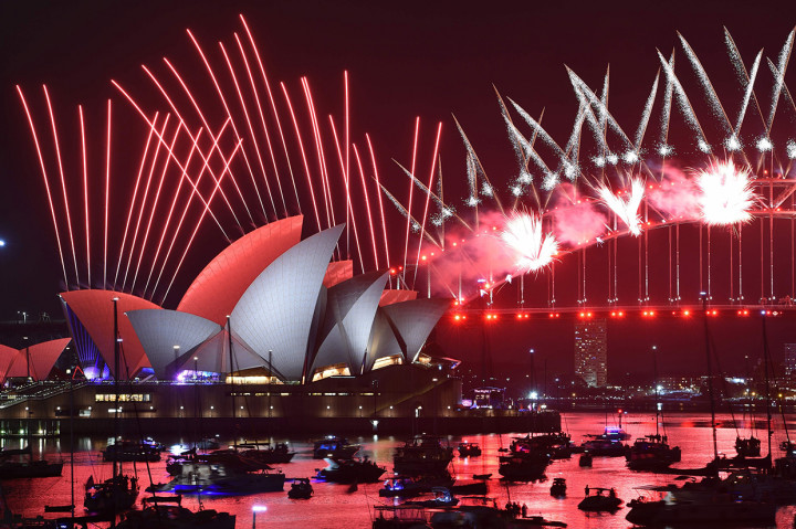 Sydney Opera House juga menjadi pusat perayaan pergantian tahun dengan kembang api yang spektakuler. Afp Photo/Peter Parks
