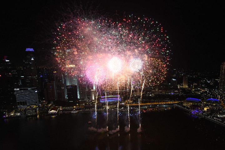 Semarak pesta kembang api di Marina Bay, Singapura. Afp Photo/Roslan Rahman