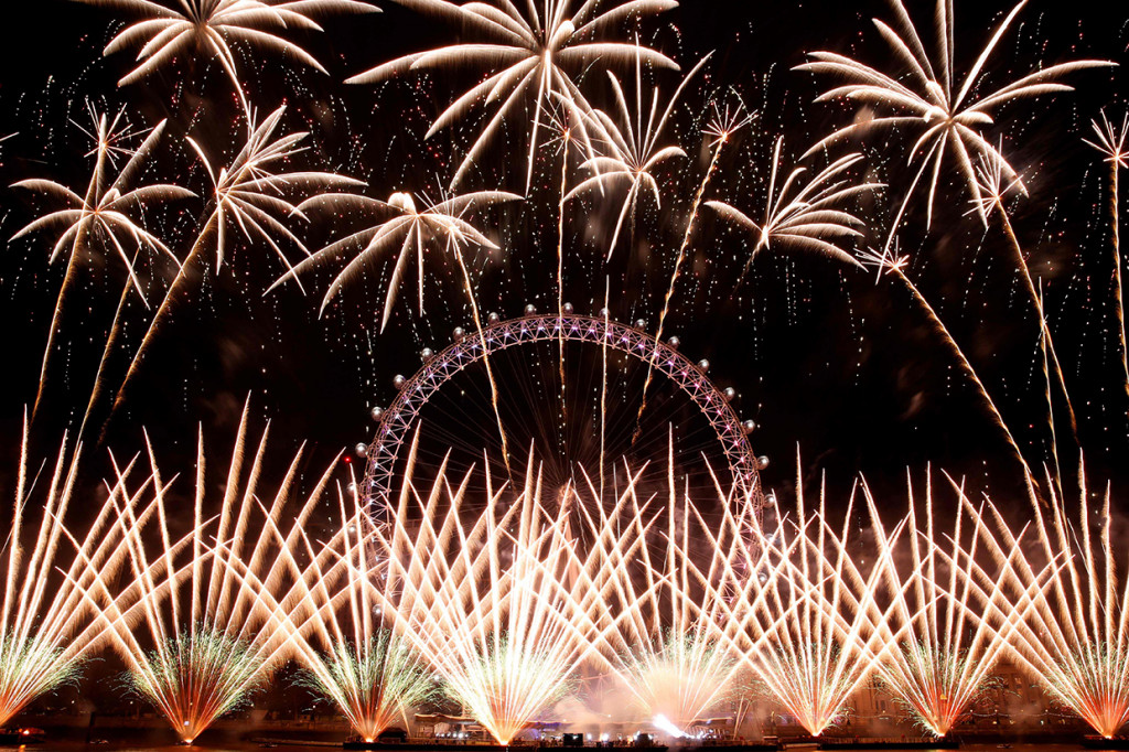 Kembang api menghiasi langit di London Eye, London. Afp Photo/Adrian Dennis