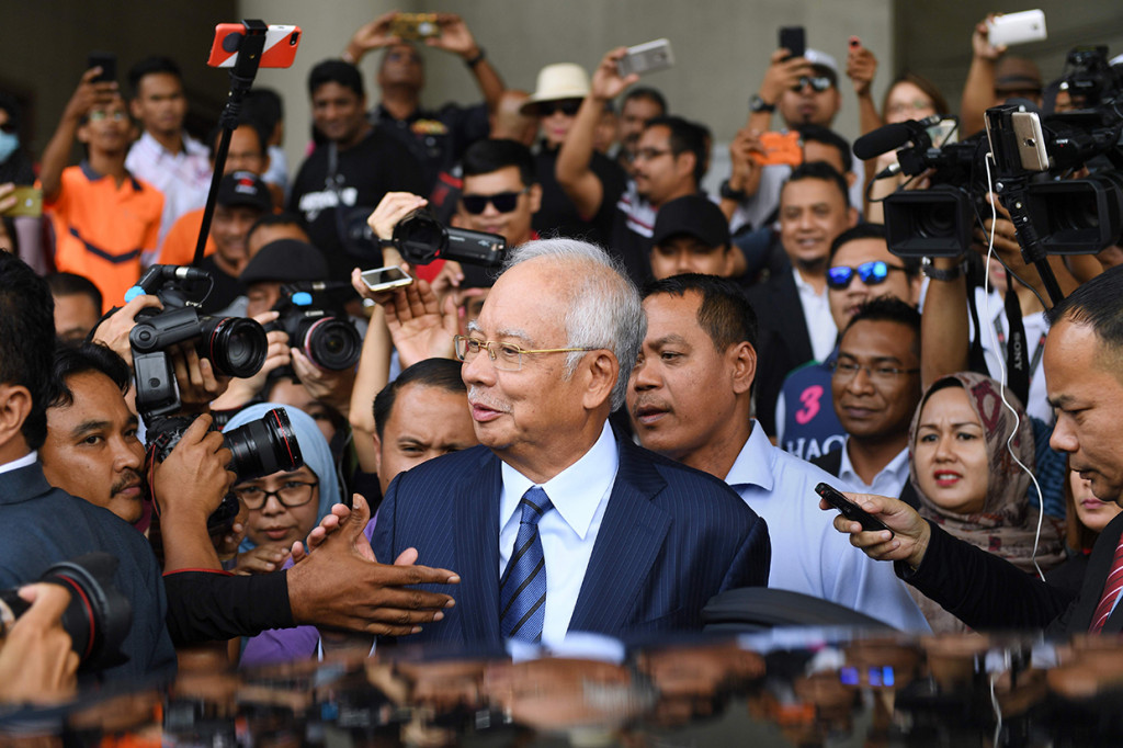 Najib Razak kembali menghadapi dakwaan kasus skandal 1MDB di Pengadilan Kuala Lumpur, Kamis, 20 September 2018.  Mantan PM Malaysia ini didakwa merugikan negara sebesar RM 2,3 miliar atau sekitar Rp 8 triliun. Sementara istrinya, Rosmah, didakwa untuk 17 kasus termasuk pencucian uang dengan nilai kerugian sekitar Rp 26 miliar. Afp Photo/Mohd Rasfan 