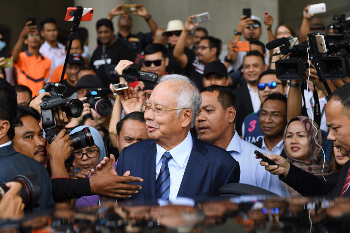 Najib Razak kembali menghadapi dakwaan kasus skandal 1MDB di Pengadilan Kuala Lumpur, Kamis, 20 September 2018.  Mantan PM Malaysia ini didakwa merugikan negara sebesar RM 2,3 miliar atau sekitar Rp 8 triliun. Sementara istrinya, Rosmah, didakwa untuk 17 kasus termasuk pencucian uang dengan nilai kerugian sekitar Rp 26 miliar. Afp Photo/Mohd Rasfan 