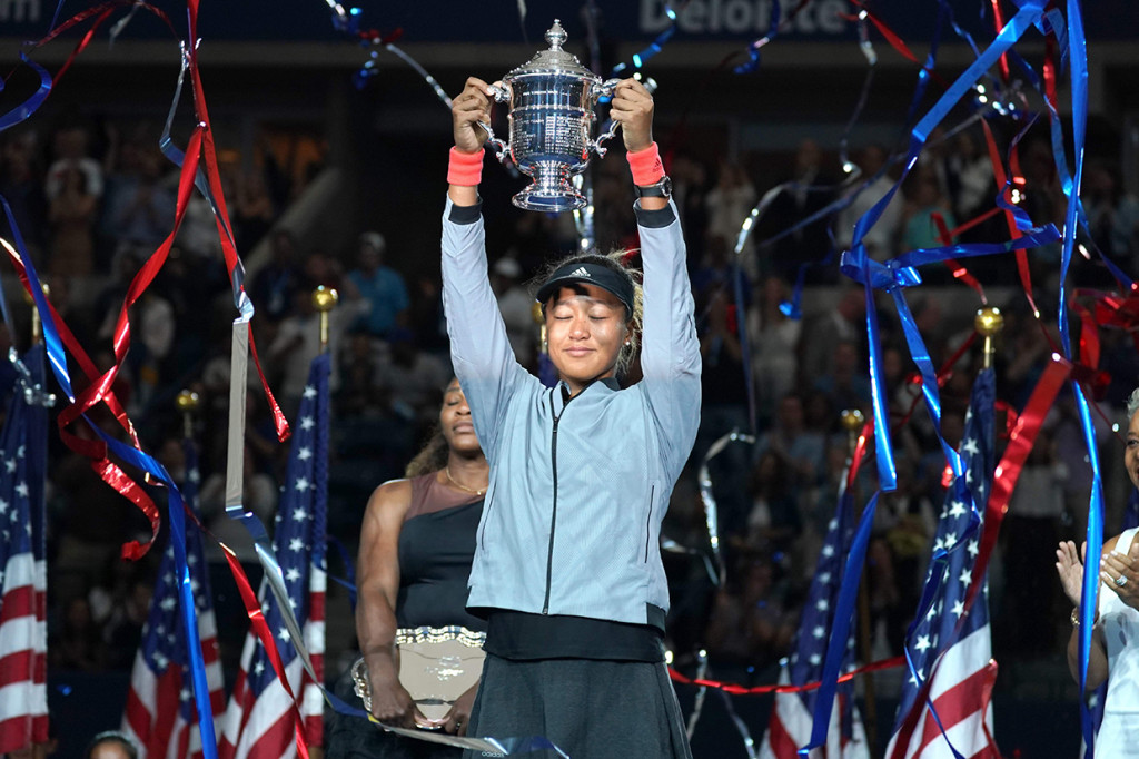 Petenis Jepang Naomi Osaka sukses menjadi juara Amerika Serikat (AS) Terbuka 2018 setelah mengalahkan Serena Williams di partai final. Bertanding di Arthur Ashe Stadium, New York, Amerika serikat, Osaka menang dua set dengan skor 6-2 dan 6-4. Atas kemenangan ini, Osaka, yang kini berusia 20 tahun, mencatatkan sejarah dengan menjadi orang Jepang pertama yang memenangi gelar grand slam. Afp Photo /Timothy A.Clary