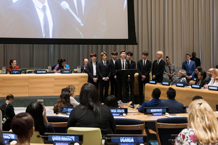Boyband asal Korea Selatan Bangtan Boys alias BTS mencatatkan sejarah sebagai grup Kpop pertama yang berbicara di depan peserta Sidang Umum PBB (Perserikatan Bangsa-Bangsa), Senin, 24 September 2018, waktu setempat. Dalam pidatonya, BTS yang diwakili pemimpin grup RM, menyerukan pentingnya generasi muda mempercayai suara hati guna meningkatkan rasa percaya diri. Afp Photo/Mark Garten