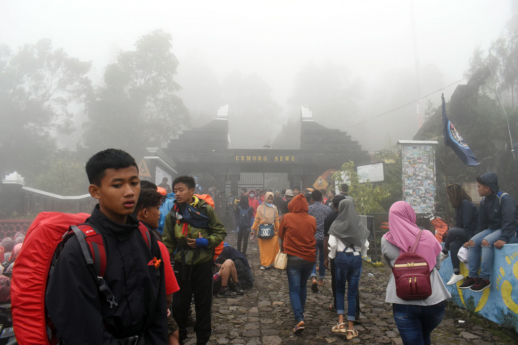 Sejumlah pendaki Gunung Lawu berada di gerbang jalur pendakian Cemorosewu di Magetan, Jawa Timur, Selasa, 1 Januari 2019.