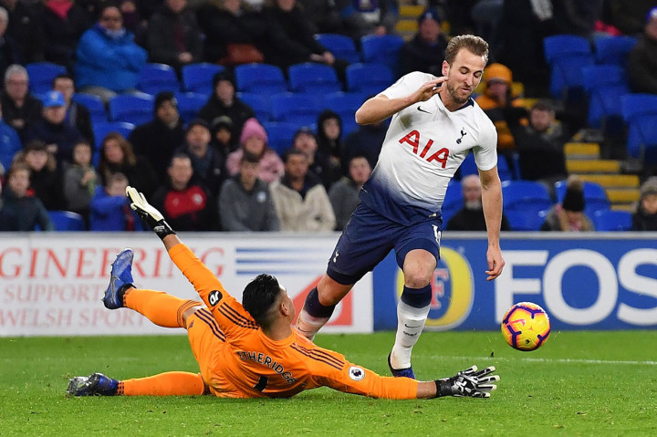 Sementara kiper Etheridge tampil baik untuk mencegah Kane menambah koleksi golnya, ketika ia berlari meninggalkan gawangnya dan menepis bola saat sang penyerang berusaha melewatinya.