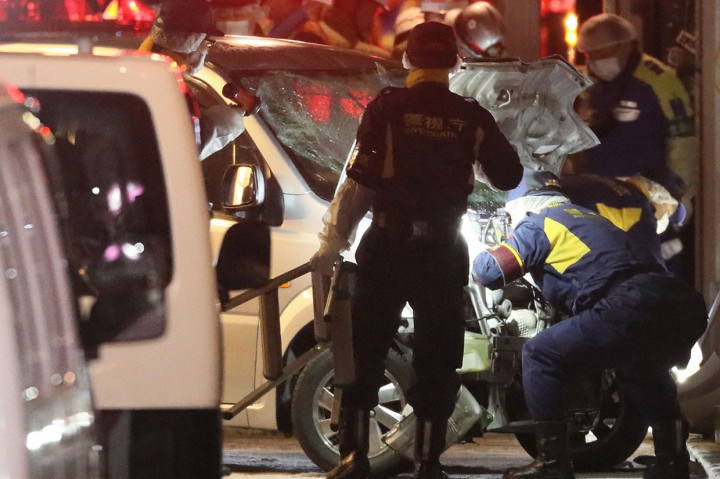 Polisi memeriksa mobil yang dipakai menabrak kerumunan orang di Jalan Takeshita, Tokyo, Selasa, 1 Januari 2019 dini hari waktu setempat.