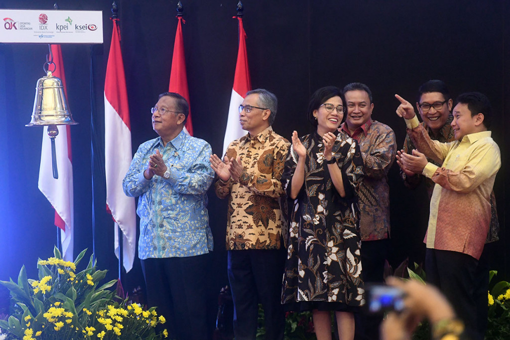 Menteri Koordinator Bidang Perekonomian Darmin Nasution (kiri) didampingi Menteri Keuangan Sri Mulyani (ketiga kiri), Deputi Gubernur Senior Bank Indonesia (BI) Mirza Adityaswara (kanan), Direktur Utama Bursa Efek Indonesia Inarno Djajadi (kedua kanan), Ketua Otoritas Jasa Keuangan (OJK) Wimboh Santoso (kedua kiri) dan Kepala Eksekutif Pengawas Pasar Modal OJK Hoesen bertepuk tangan usai membuka perdagangan saham 2019 di Bursa Efek Indonesia, Jakarta, Rabu, 2 Januari 2019. 