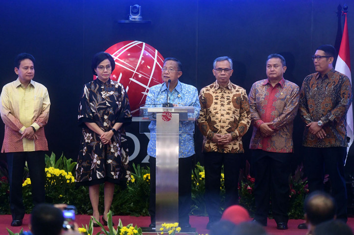 Menko Bidang Perekonomian Darmin Nasution (ketiga kiri) didampingi Menkeu Sri Mulyani (kedua kiri), Deputi Gubernur Senior BI Mirza Adityaswara (kiri), Direktur Utama BEI Inarno Djajadi (kanan), Ketua OJK Wimboh Santoso (ketiga kanan), dan Kepala Eksekutif Pengawas Pasar Modal OJK Hoesen, memberikan sambutan saat pembukan perdagangan 2019 di Bursa Efek Indonesia, Jakarta.