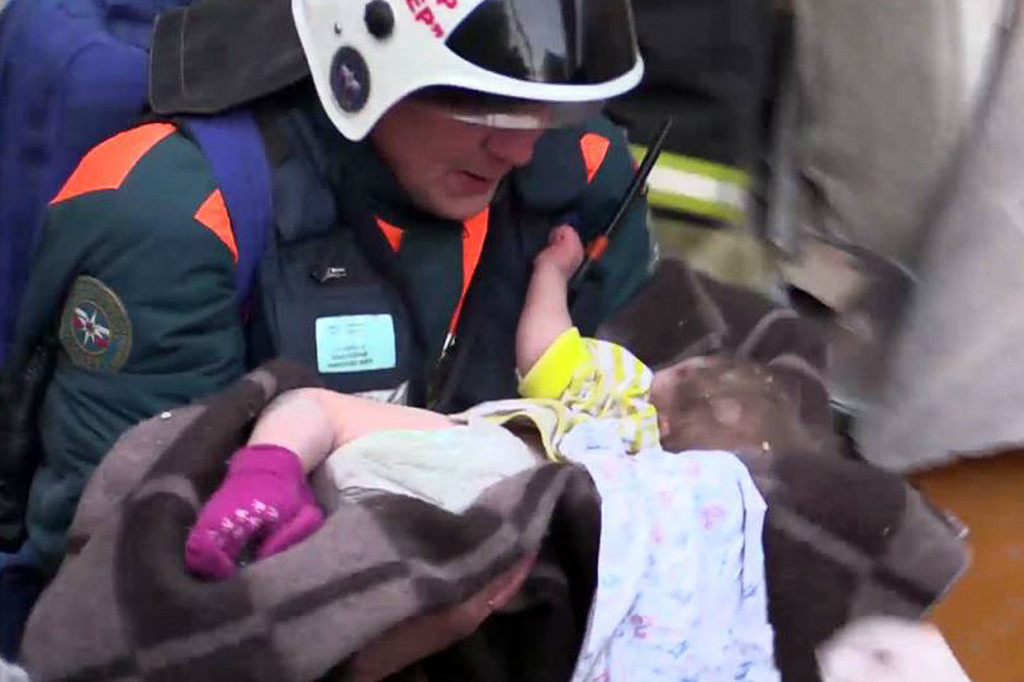 Bayi berusia 11 bulan tersebut ditemukan selamat setelah terjebak selama sekitar 35 jam di bawah puing-puing bangunan apartemen yang runtuh akibat ledakan yang diduga disebabkan oleh kebocoran gas. 