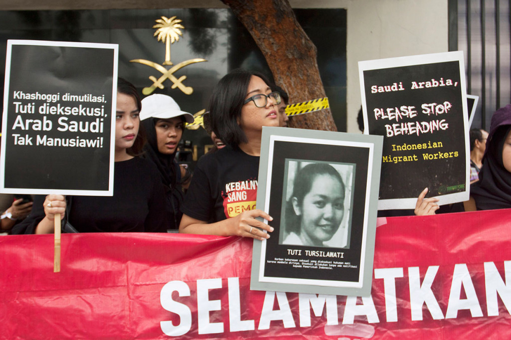 Kerajaan Arab Saudi mengeksekusi mati Tuti Tursilawati pada Senin, 29 Oktober 2018, waktu setempat. Tuti merupakan TKI asal Majalengka, Jawa Barat. Tuti divonis mati gara-gara membunuh majikannya. Ibu Tuti, Iti Sarniti, menceritakan bahwa Tuti bukan membunuh majikannya, namun membela diri. Antara Foto/Galih Pradipta