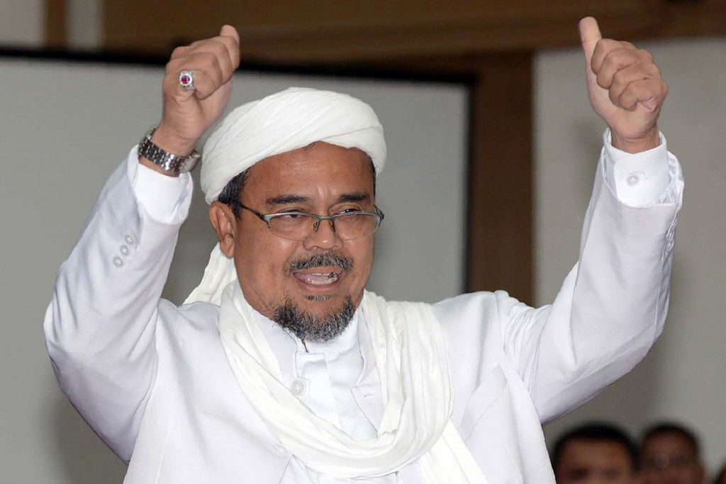 Petinggi Front Pembela Islam (FPI), Muhammad Rizieq Shihab diperiksa polisi Mekkah pada Senin, 5 November 2018. Rizieq diperiksa berdasarkan laporan warga negara Saudi yang melihat bendera 'mirip dengan bendera ISIS' terpasang di depan rumahnya. Afp Photo/Raisan Al Farisi