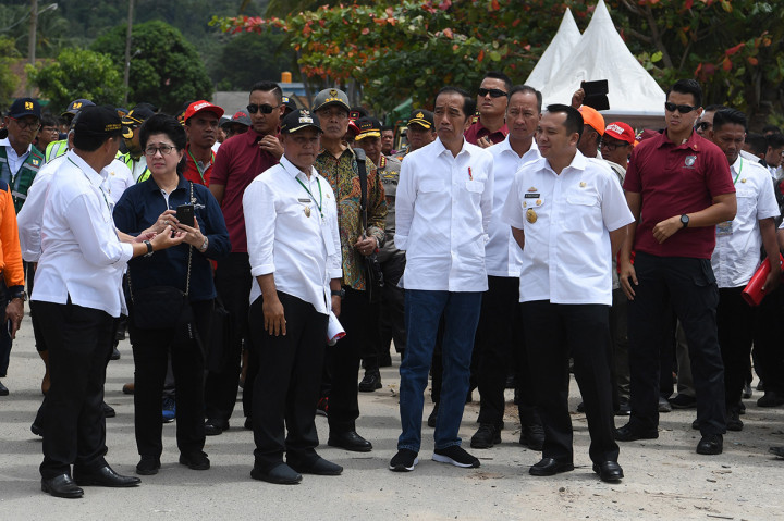 Presiden Joko Widodo didampingi sejumlah menteri kabinet kerja mengunjungi lokasi terdampak tsunami Selat Sunda di Desa Kunjir, Rajabasa Lampung Selatan, Lampung.