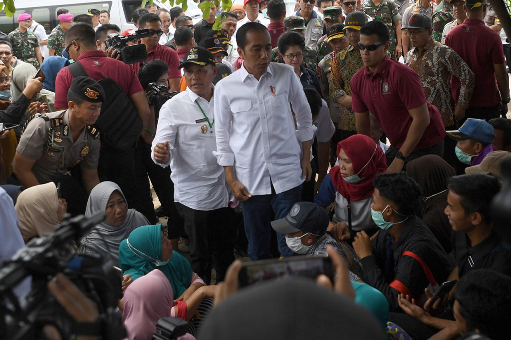 Presiden Joko Widodo berdialog dengan warga ketika mengunjungi lokasi terdampak tsunami Selat Sunda di Desa Kunjir, Rajabasa Lampung Selatan, Lampung.