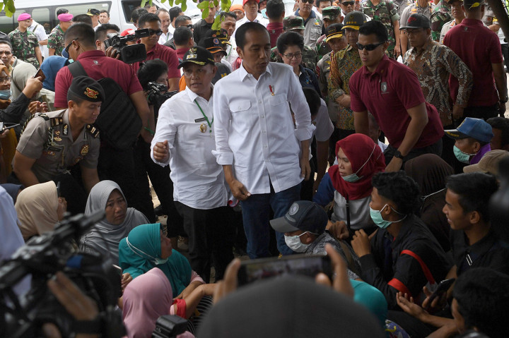 Presiden Joko Widodo berdialog dengan warga ketika mengunjungi lokasi terdampak tsunami Selat Sunda di Desa Kunjir, Rajabasa Lampung Selatan, Lampung.